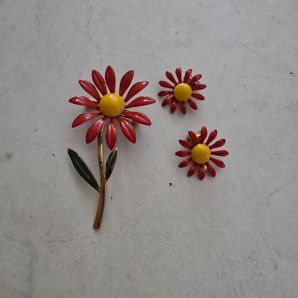 Vintage Red Enamel Daisy Flower Brooch and Clip On Earrings‎ Set Gold Tone 445
